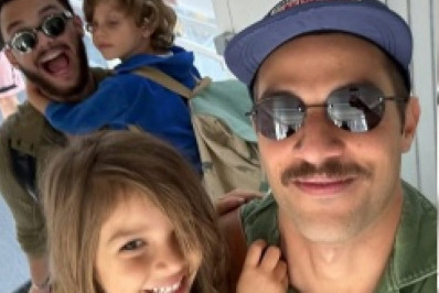 Chay Suede posta fotos com a mulher e os filhos no aeroporto