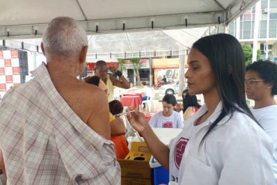 Saúde municipal faz blitz em parceria na praça, com ofertas de atendimentos