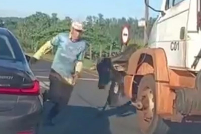 Touro enfurecido avança sobre homem e passa por cima de BMW