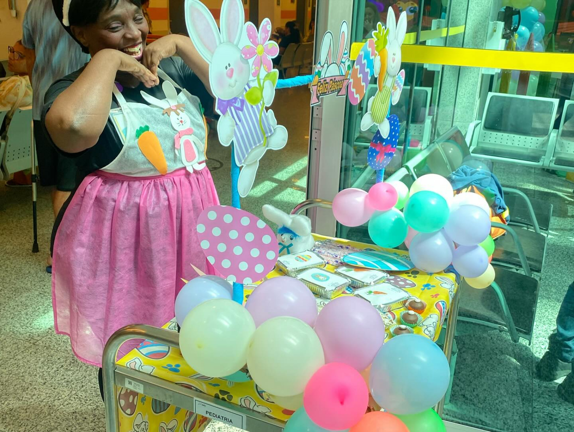 Funcionários também entraram no clima do evento de Páscoa - Reprodução / Facebook