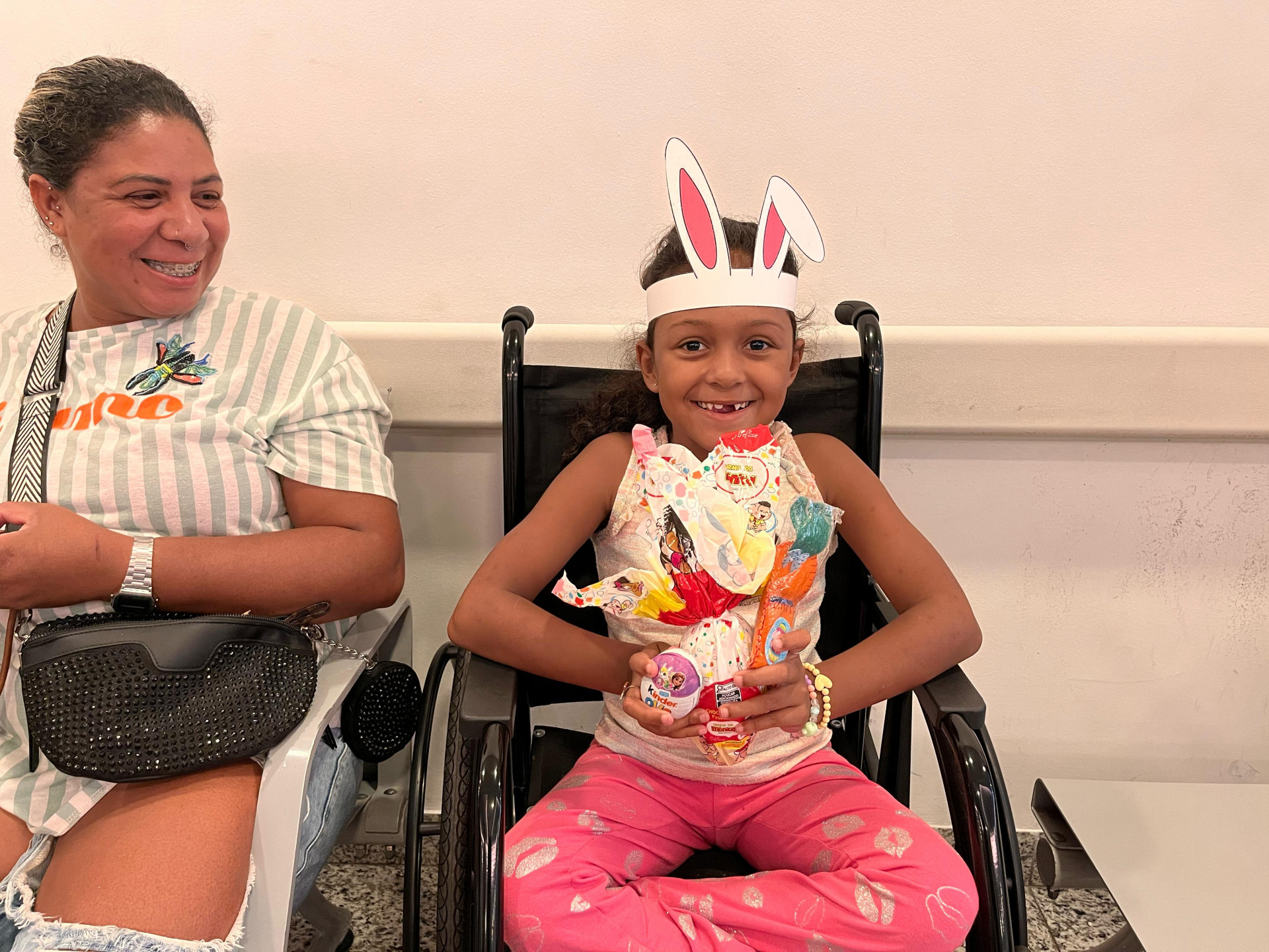 Crianças receberam chocolates no Into - Divulgação