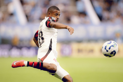 De La Cruz volta a sentir dores no joelho, mas exame de imagem não aponta nova lesão