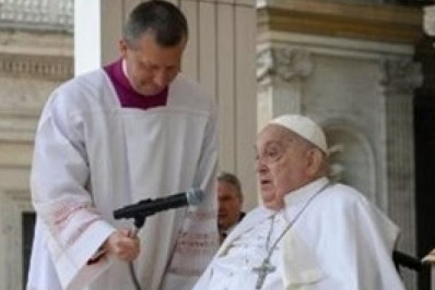 Papa surpreende fiéis e comparece à missa de Domingo de Ramos