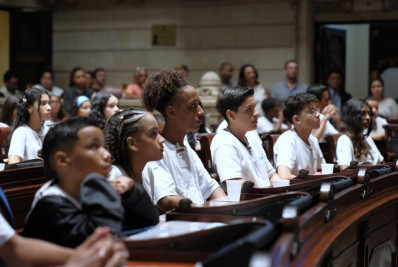 Vereadores mirins tomam posse na Câmara Juvenil do Rio