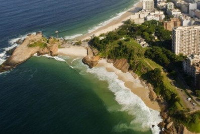 Bombeiros buscam desaparecido no mar da Praia do Diabo, no Arpoador