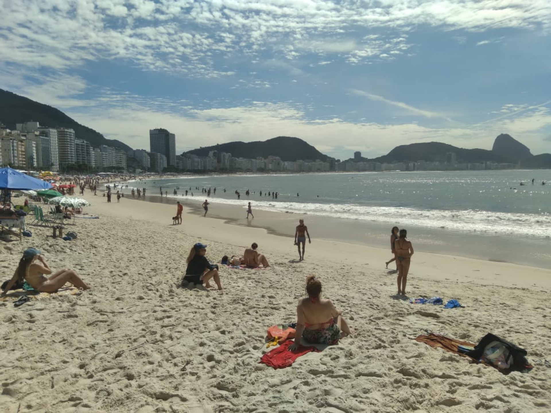 Cariocas e turistas aproveitaram dia ensolarado para ir à Praia de Copacabana - Reginaldo Pimenta / Agência O Dia
