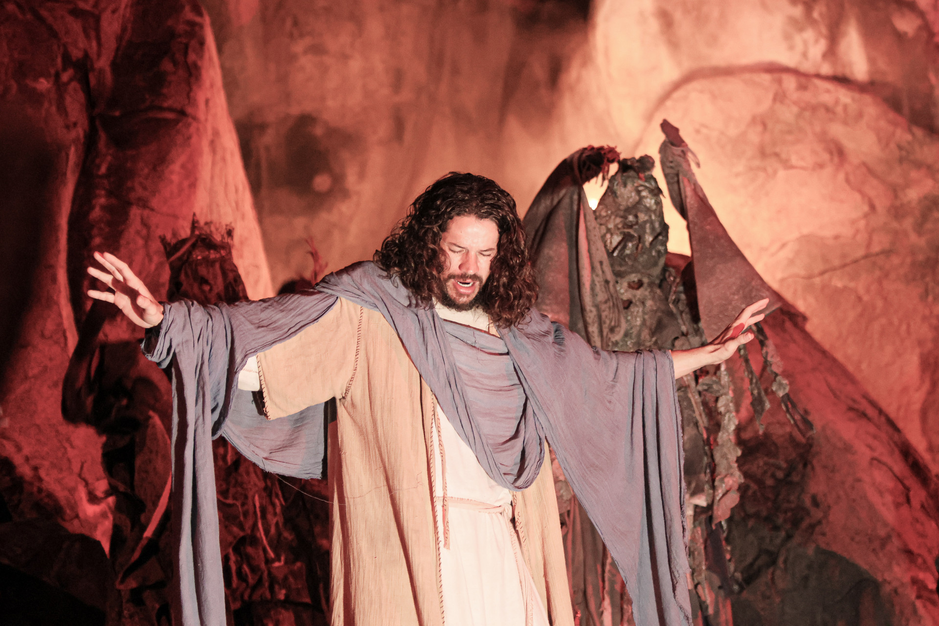 José Loreto, como Jesus, sendo tentado pelos demônios na Paixão de Cristo de Nova Jerusalém - Divulgação/Alison Torres