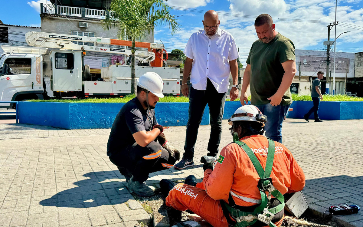O chefe de gabinete Marcelo Canella e o secretário Cristiano Pontes observam os trabalhos na Praça de Areia Branca
