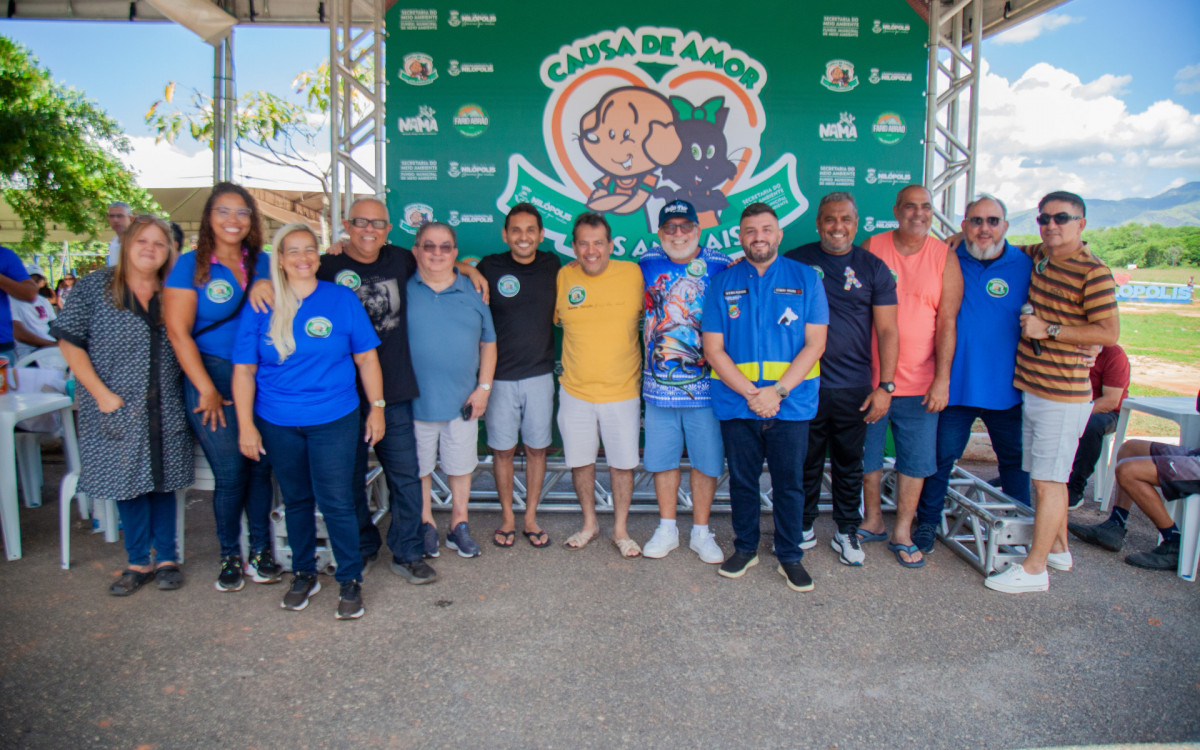 O prefeito Abraãozinho (camisa preta) prestigiou o evento acompanhado do vice-prefeito Alvinho, do deputado federal Ricardo Abrão e de outras autoridades