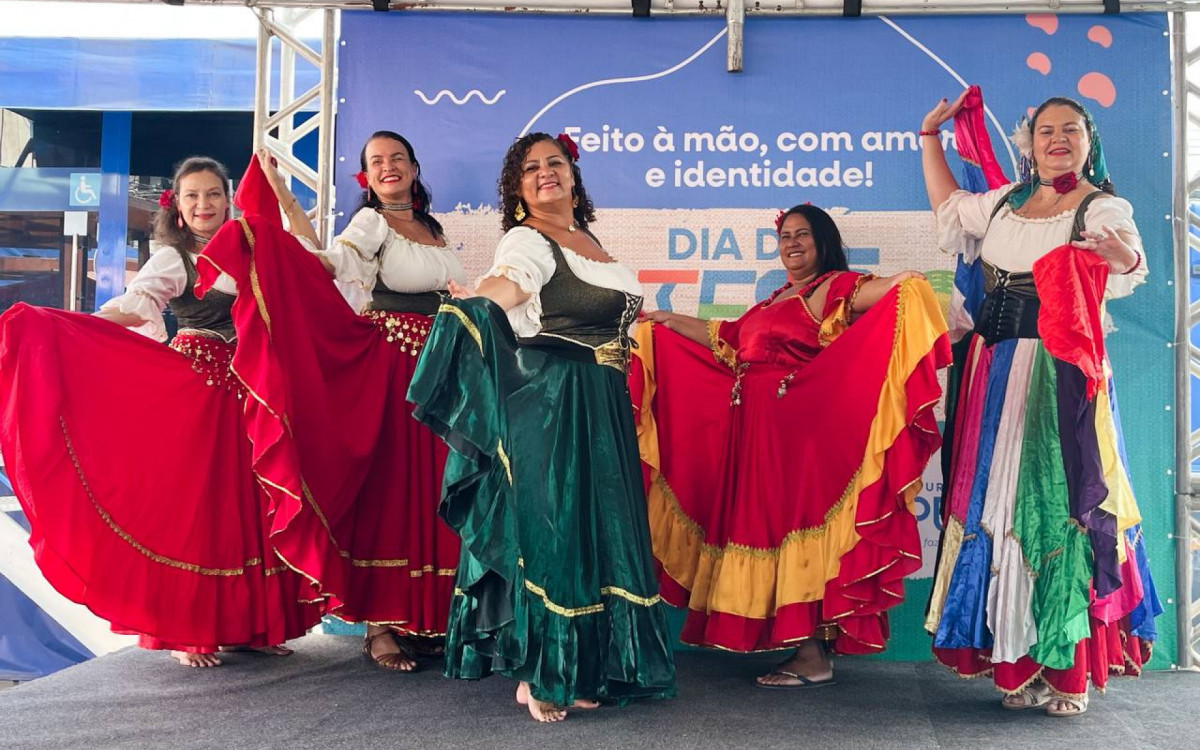 O Espaço de Dança Eliane Barbosa apresentou uma série de performances coordenadas pela professora Alessandra David. A programação incluiu números de dança cigana