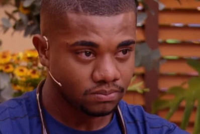 Davi Brito se irrita com 'Alexa' ao descobrir que ela não o conhece