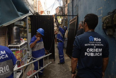 Seop e Polícia derrubam portões de 'condomínio' explorado pela milícia