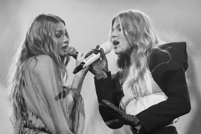 Marina Ruy Barbosa publica novos registros da participação no show de Luísa Sonza