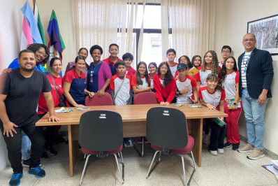 Alunos do Colégio Plano A visitam a Secretaria de Assistência Social