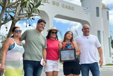 Prefeito Marcelo Magno recebe a estudante de Minas Gerais, Geovana Souza, que escreveu uma carta para conhecer Arraial do Cabo