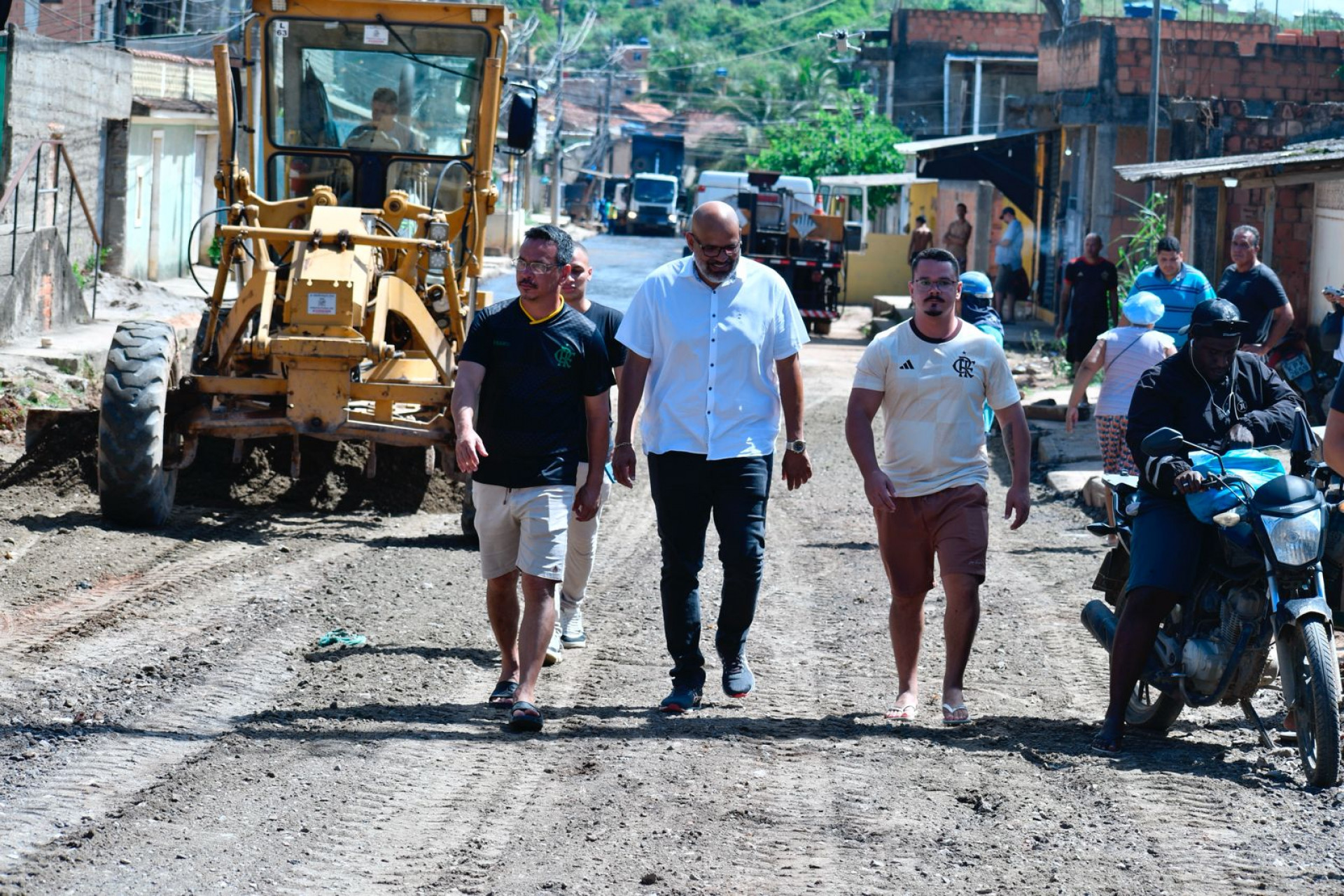 O secret&aacute;rio Eduardo Ara&uacute;jo e o chefe de gabinete Marcelo Canella (ao centro) no Barro Vermelho - Jeovani Campos / PMBR