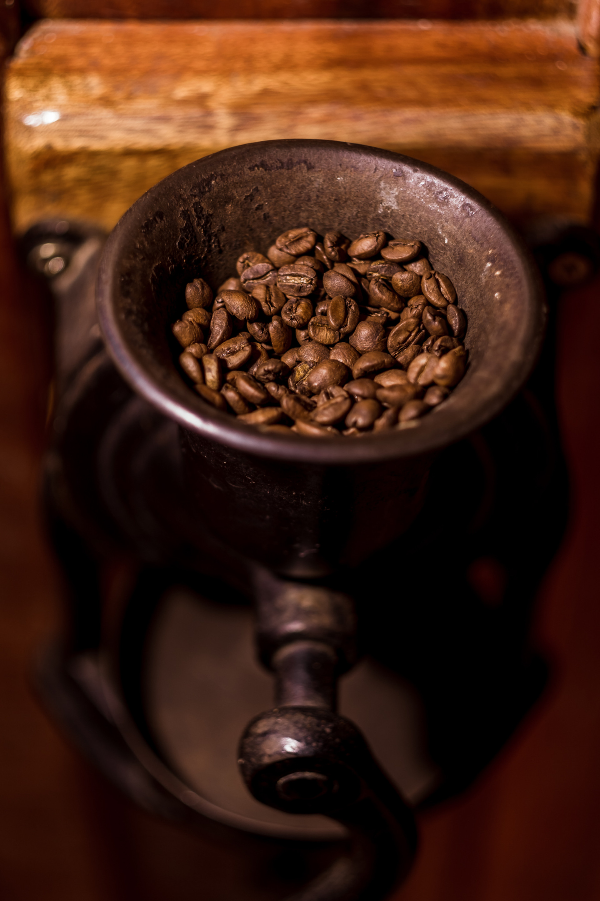 Um moedor manual, muito usado no início do século XX, aproximadamente entre os anos 1900 e 1950, antes da popularização da eletricidade