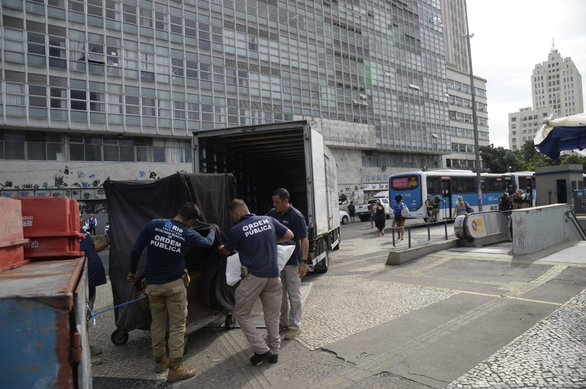 Agentes retiraram 14 estruturas móveis do local - Fábio Costa e Leonardo Araújo
