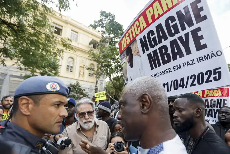 Policiais acompanham manifestação contra a morte do ambulante senegalês Ngange Mbaye, baleado por um PM durante operação no Brás