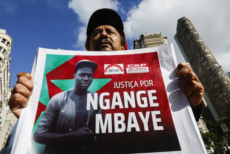 Manifestação contra a morte do ambulante senegalês Ngange Mbaye, baleado por um PM durante operação no Brás
