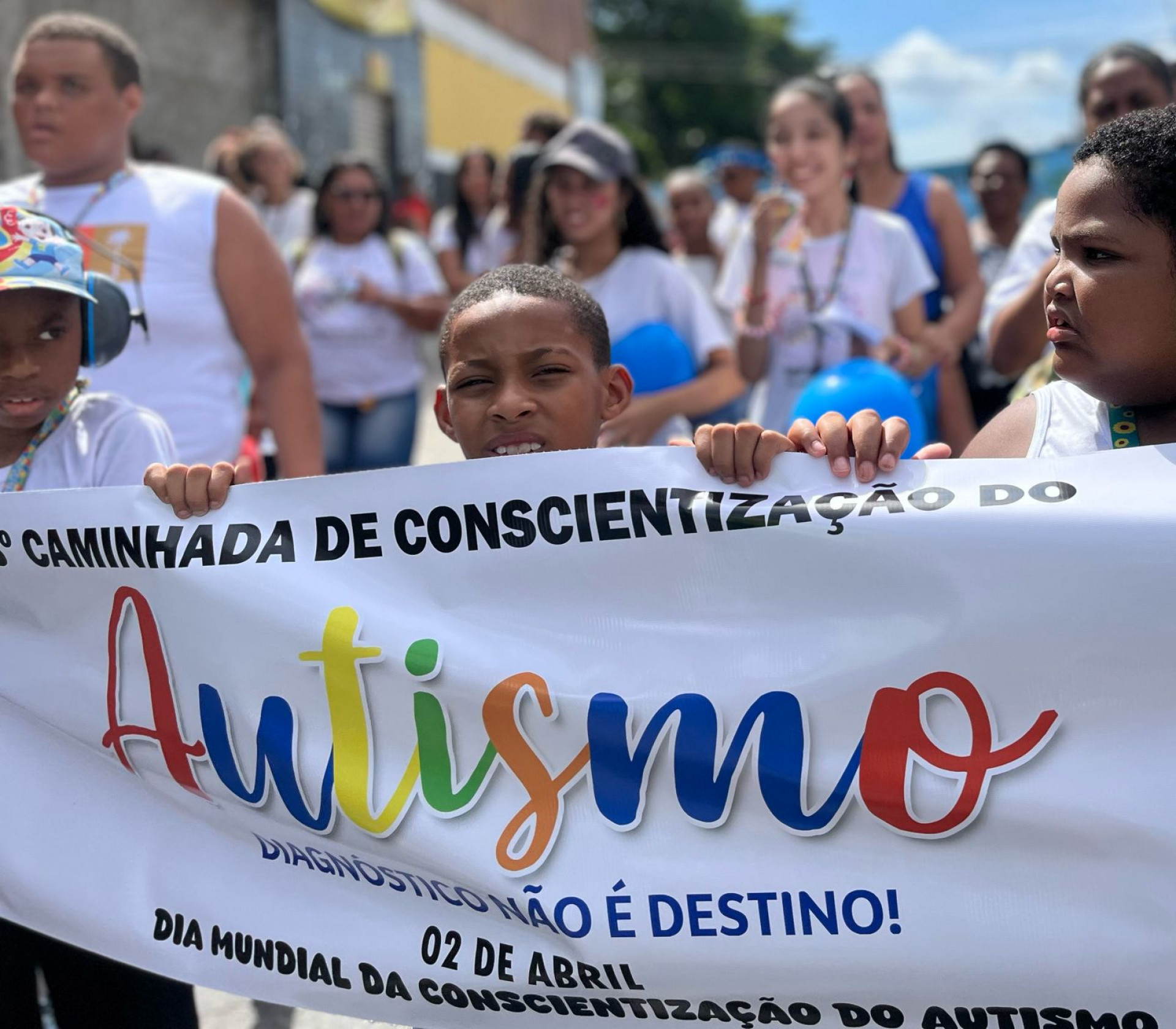 A caminhada saiu da sede da prefeitura e seguiu até a praça em frente ao PAM Meriti - Sabryna Delfin/ PMSJM