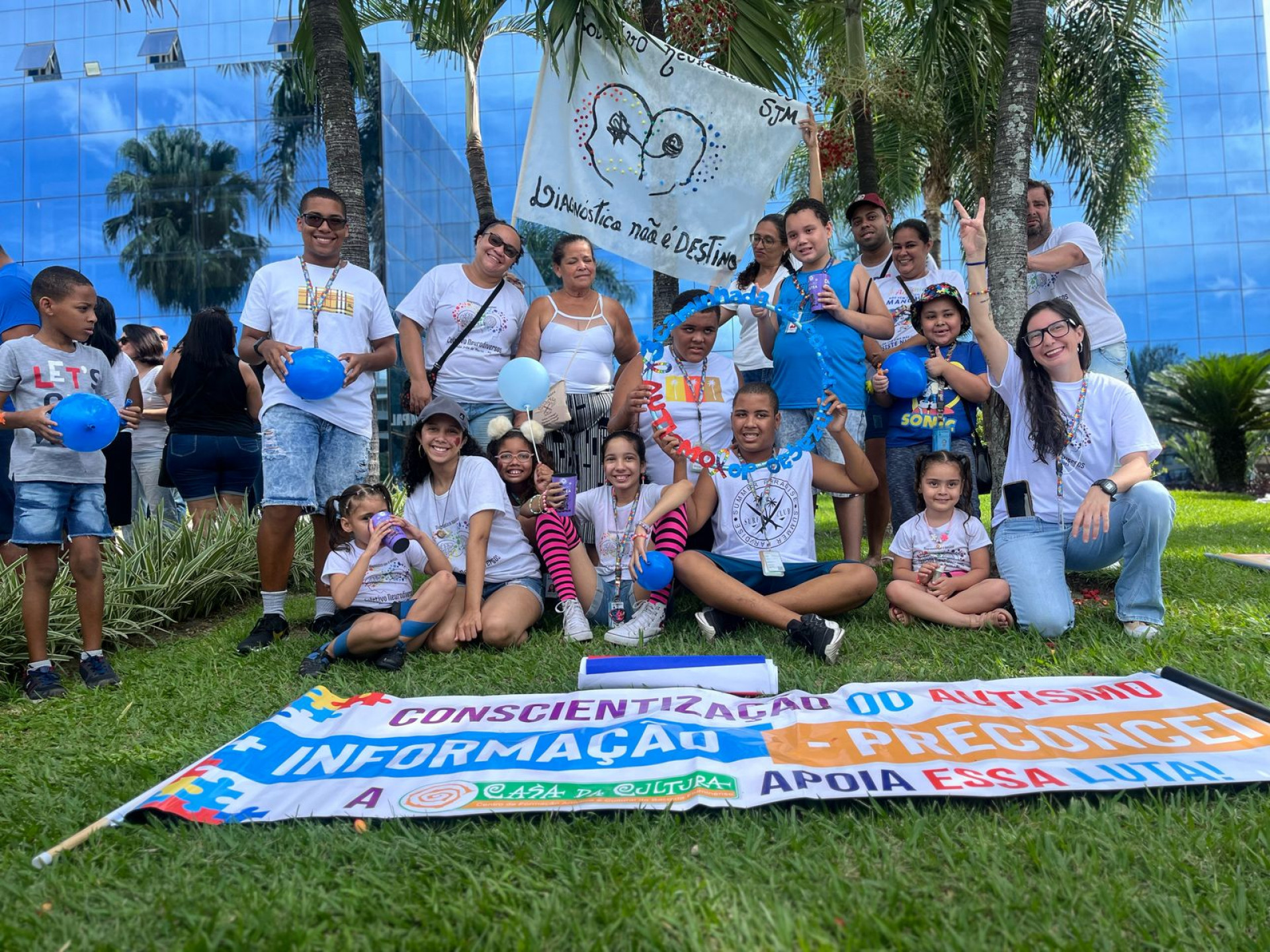 O grupo era formado por pais e filhos ligados a diversas entidades de apoio a pessoas com transtorno do espectro autista (TEA) - Sabryna Delfin/ PMSJM