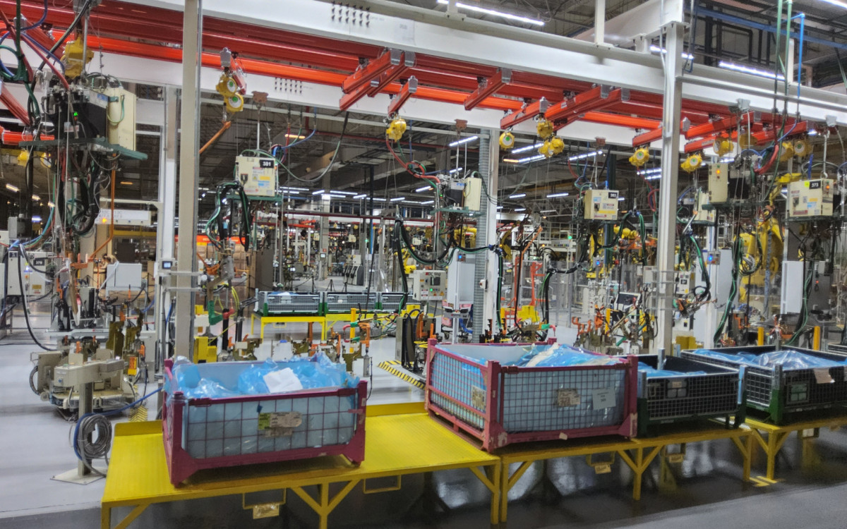 Linha de montagem da fábrica da Nissan, em Resende, no Sul Fluminense