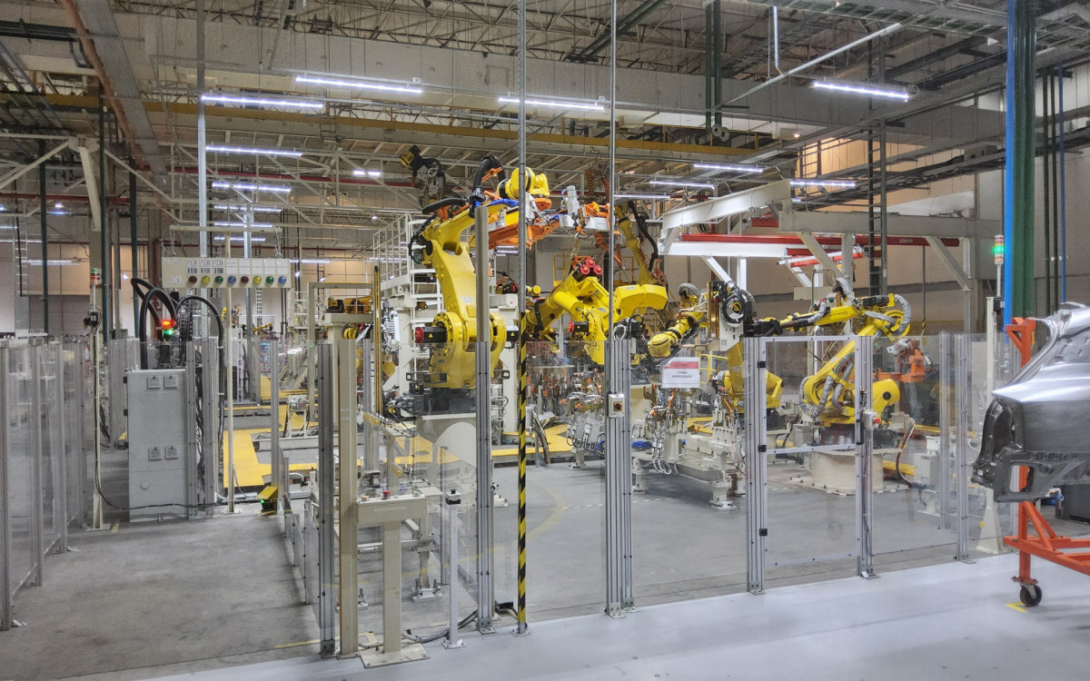 Robôs trabalham na linha de montagem da fábrica da Nissan, em Resende, no Sul Fluminense