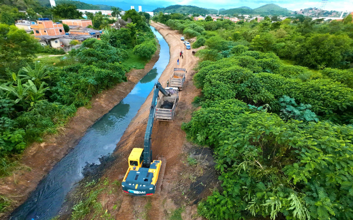 O canal Nova Aurora, no Babi passa por constantes limpezas para evitar o transbordamento