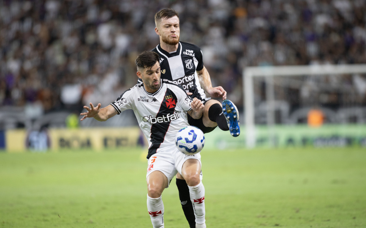 O argentino Garré recebe a dura marcação de Willian Machado