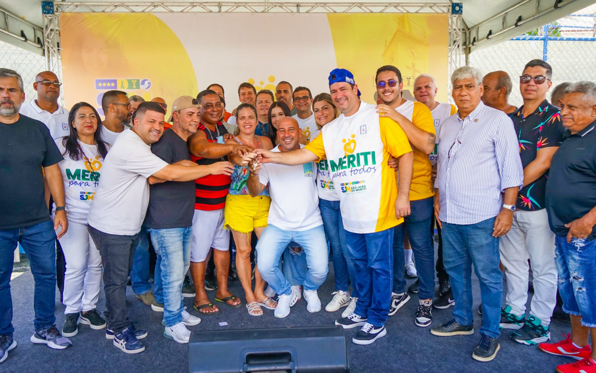  Léo Vieira entregou as chaves de dois quiosques da praça a comerciantes locais