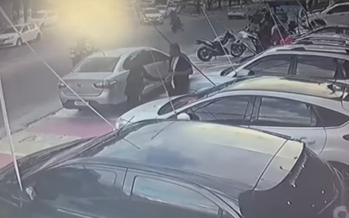 Ricardo Teixeira era dono de uma concessionária de veículos. A ação foi flagrada por câmeras de segurança