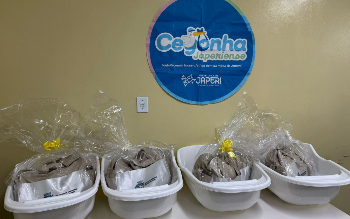 O kit enxoval é composto por bolsa, trocador, macacão, toalha de banho com capuz, manta, meia, touca, luva e banheira