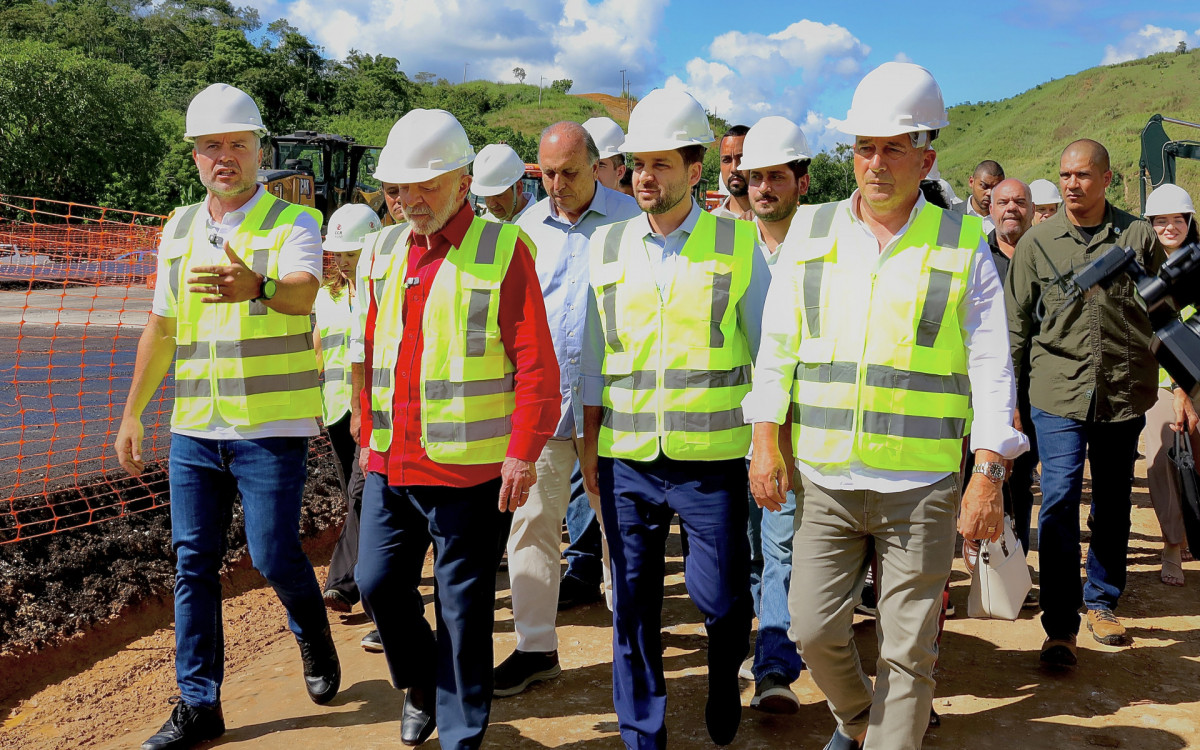 Lula durante visita ao canteiro de obras