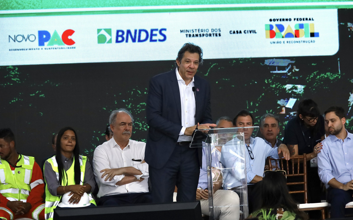 O atual ministro da Fazenda, Fernando Haddad, que também esteve presente na
inauguração