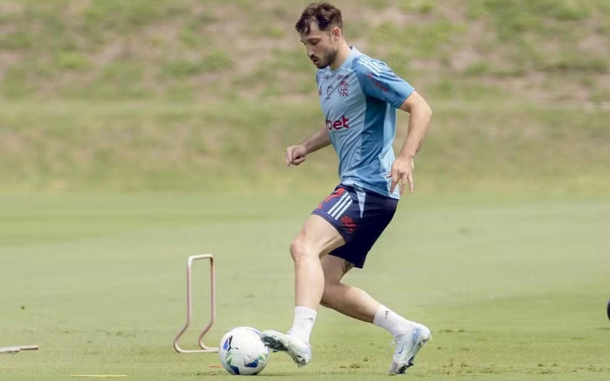 Vi&ntilde;a em a&ccedil;&atilde;o durante treino no Ninho do Urubu