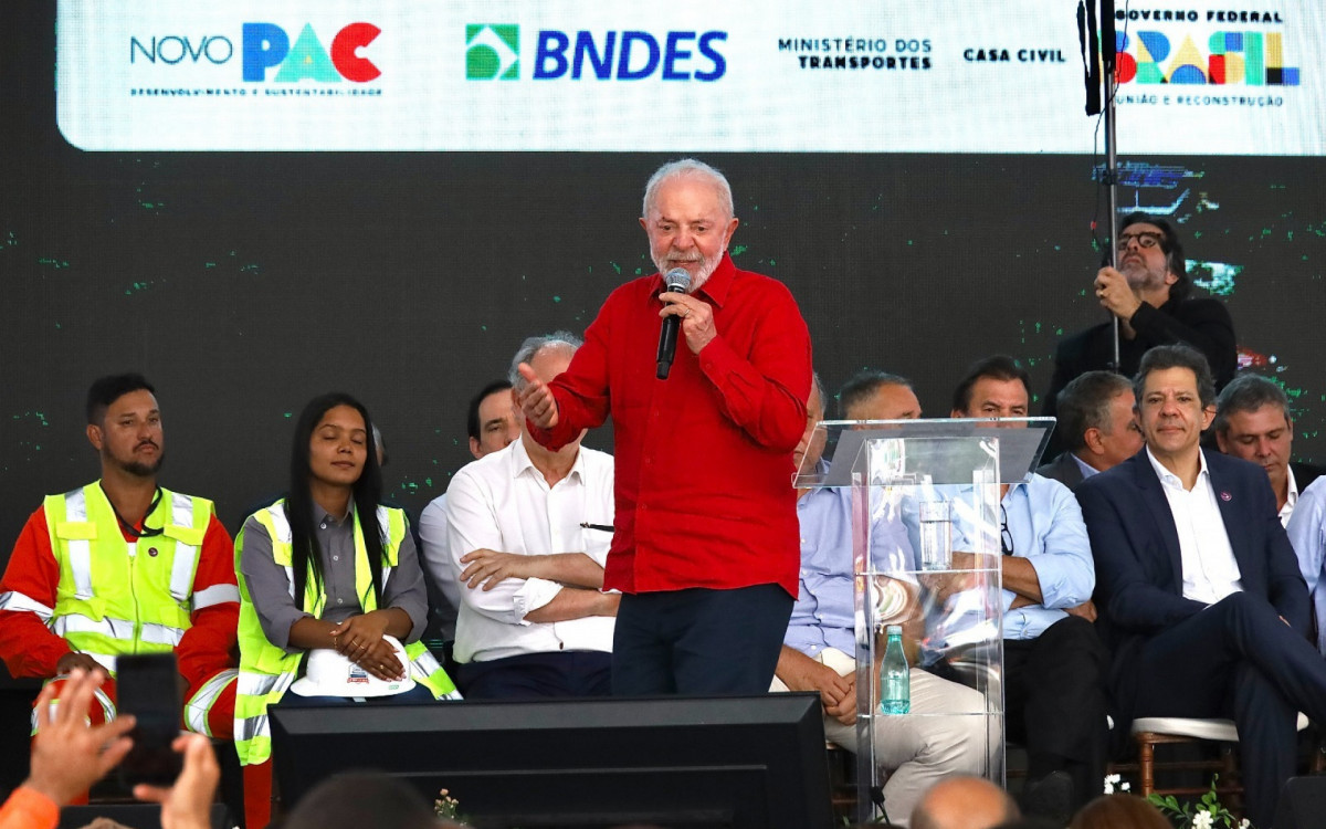 O presidente Lula destacou a relevância da reforma na rodovia, considerada uma das mais importantes do país por interligar as duas maiores metrópoles brasileiras