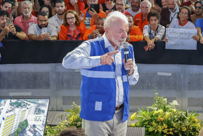 Elite do Brasil deveria 'se olhar no espelho e ter vergonha', diz Lula em evento sobre educação