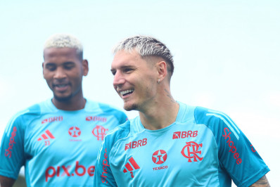 Flamengo encaminha renovação com Varela até 2027