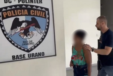 Condenada por torturar filhos com ferro de passar roupa e cinto é presa