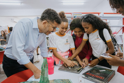 Niterói investe em leitura e reinaugura biblioteca escolar no Fonseca