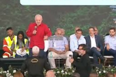 Lula é cobrado em evento por promessa feita em seu 2º mandato há 16 anos