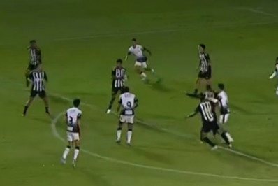Vídeo! Jogador segura bola dentro da área e comete pênalti bizarro no Brasileirão Sub-20