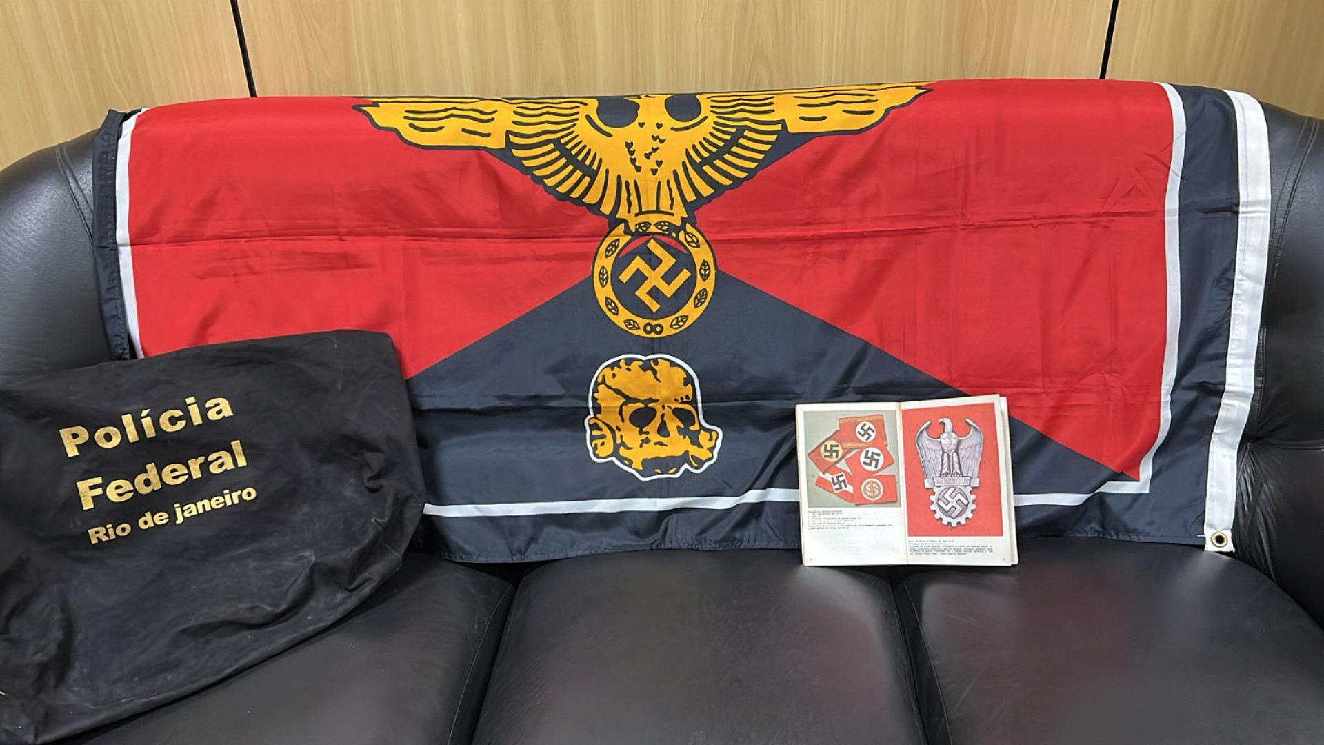 Materiais de apologia ao nazismo foram apreendidos na casa do idoso, em Botafogo - Divulgação