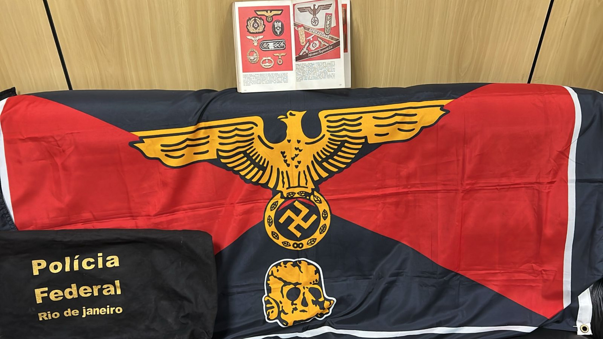 Materiais de apologia ao nazismo foram apreendidos na casa do idoso, em Botafogo - Divulgação
