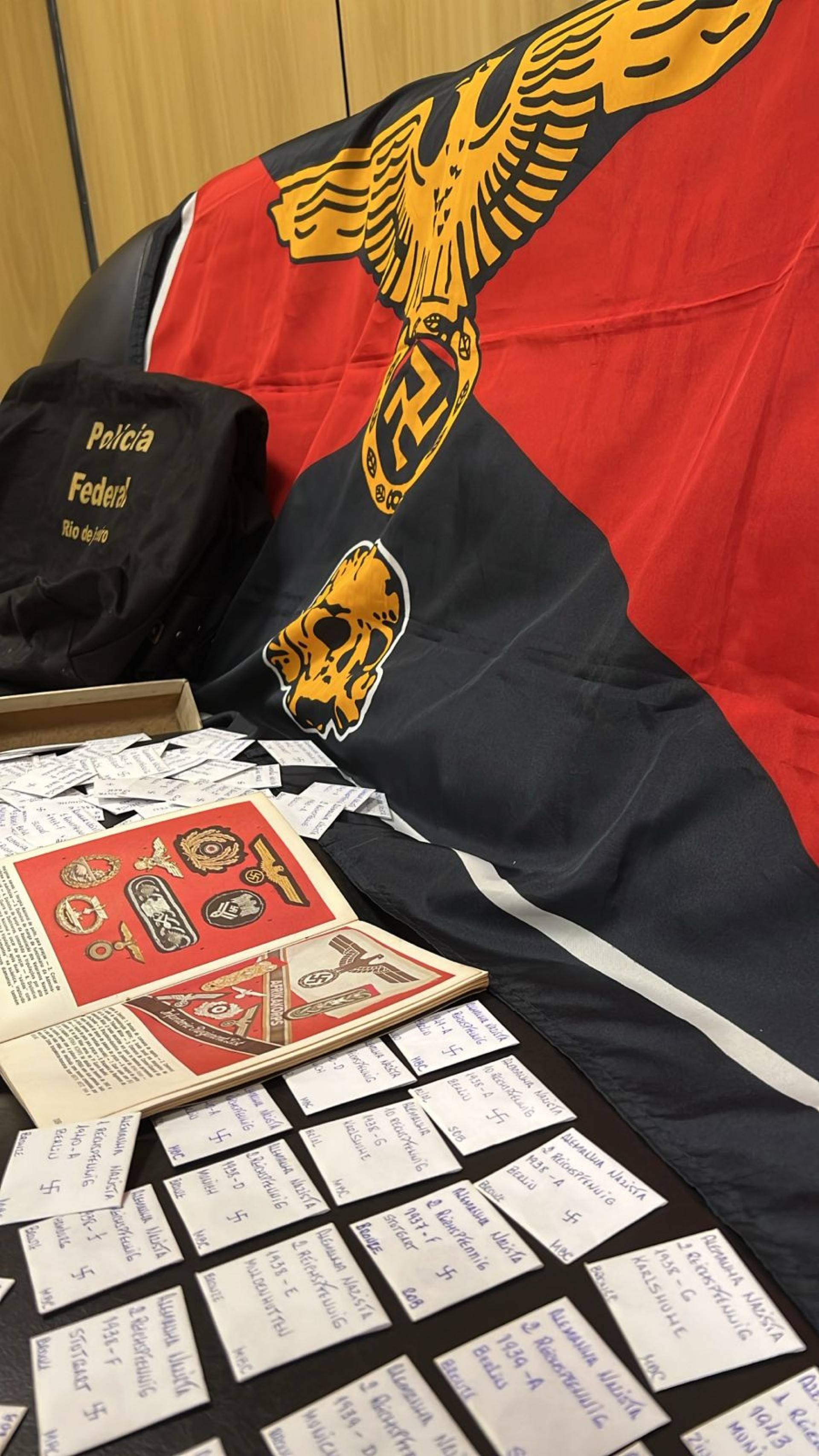 Materiais de apologia ao nazismo foram apreendidos na casa do idoso, em Botafogo - Divulgação