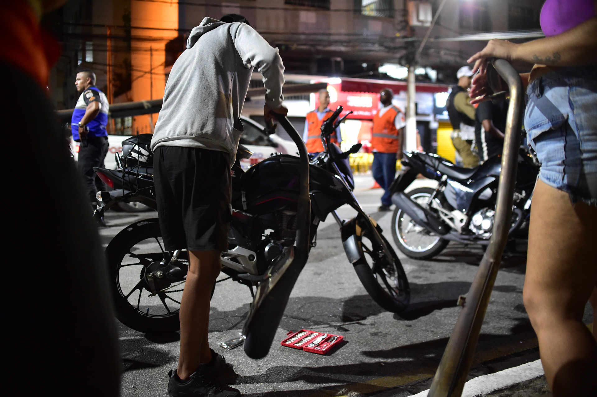 Motociclista sendo abordado por agentes em Niterói - Claudio Fernandes / Prefeitura de Niterói             
