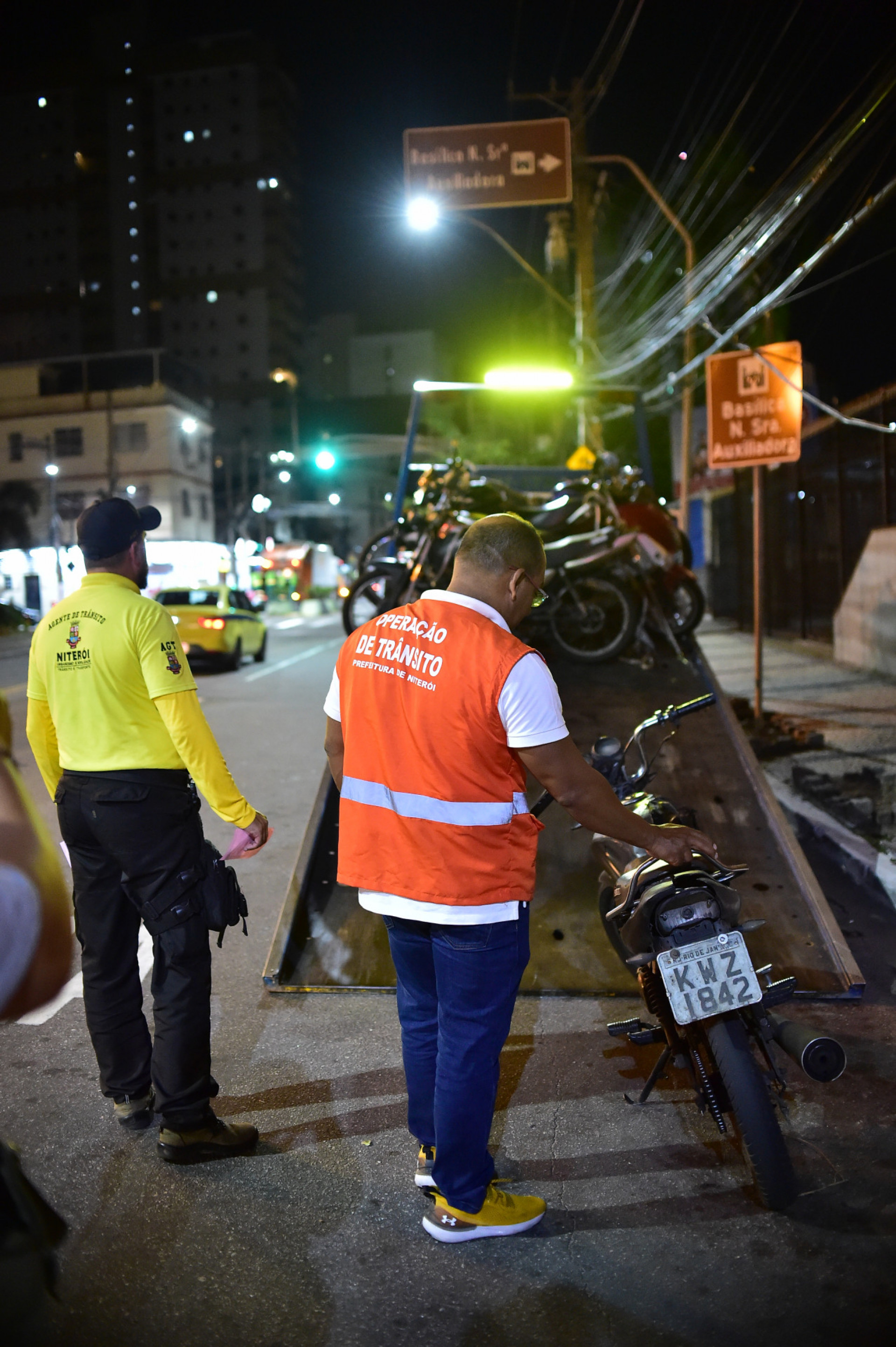 Agentes apreendendo moto irregular em Niterói - Claudio Fernandes / Prefeitura de Niterói                       