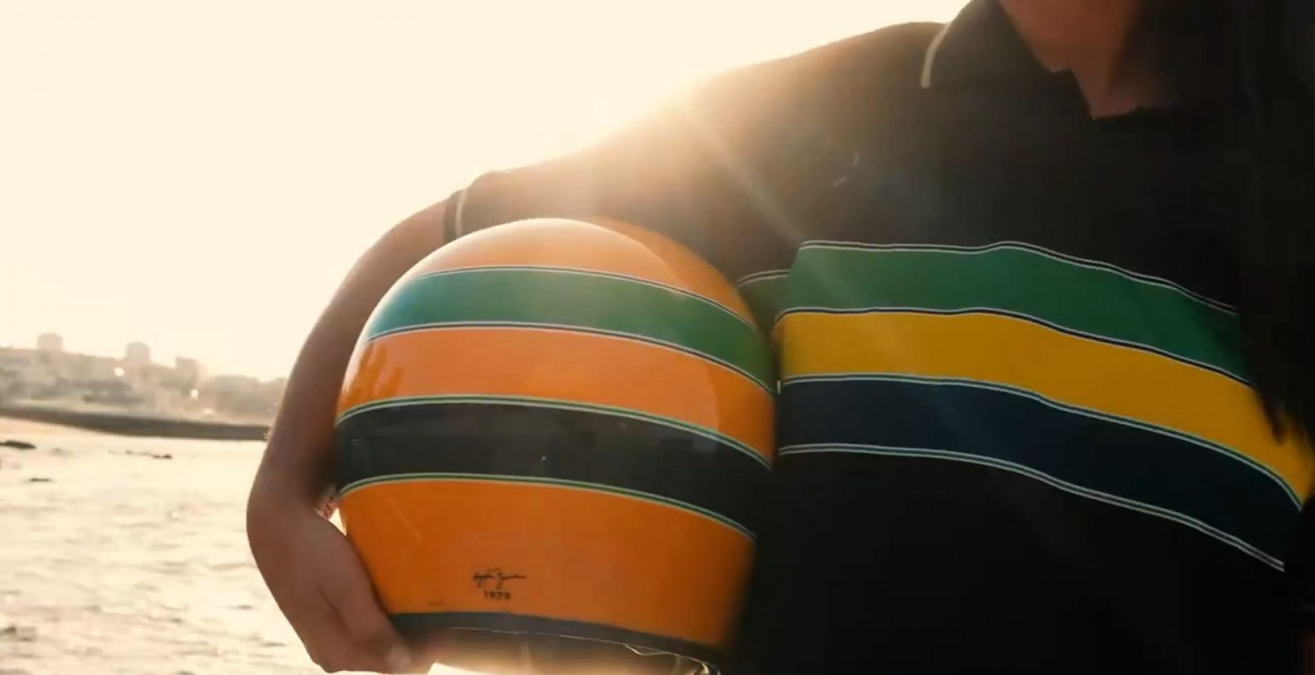 Camisa do Estoril em homenagem a Ayrton Senna - Reprodu&ccedil;&atilde;o/Instagram @estorilpraiasad