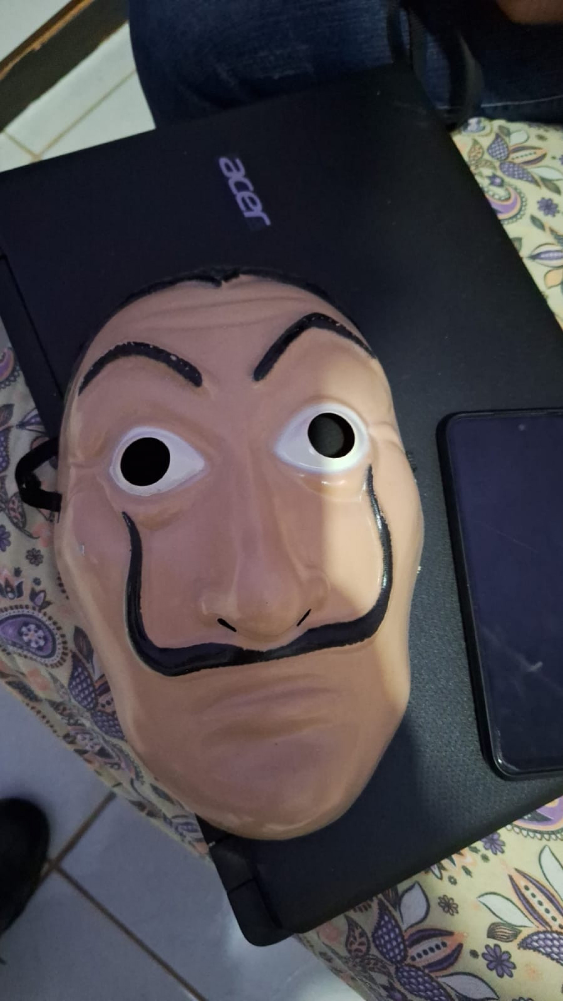 Máscaras e arma foram apreendidas durante o cumprimento dos mandados